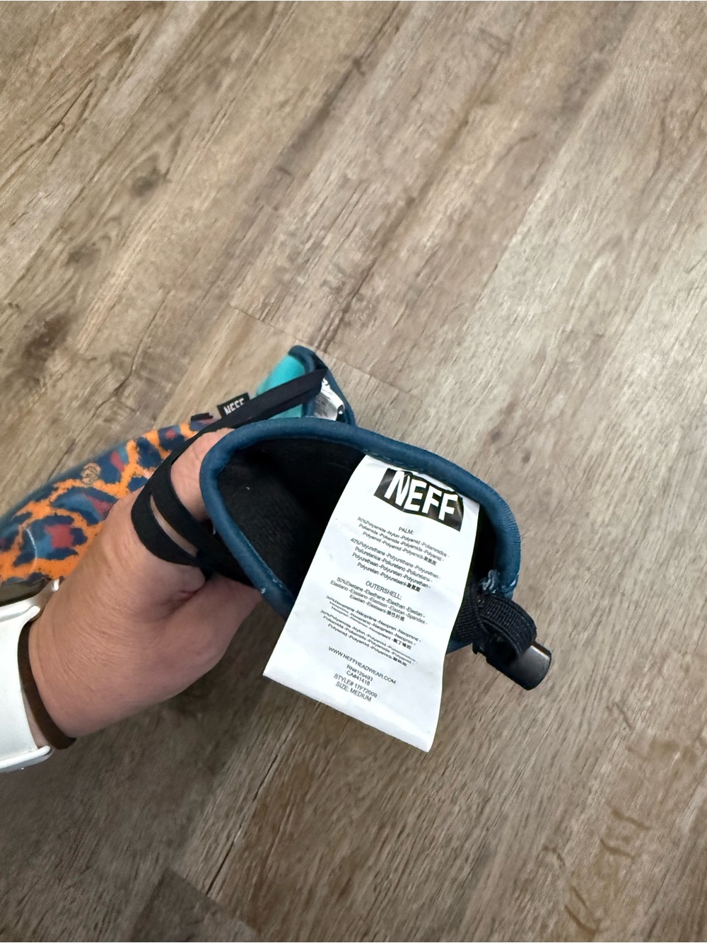 NEFF • Ripper Mittens - Picture 11 of 13